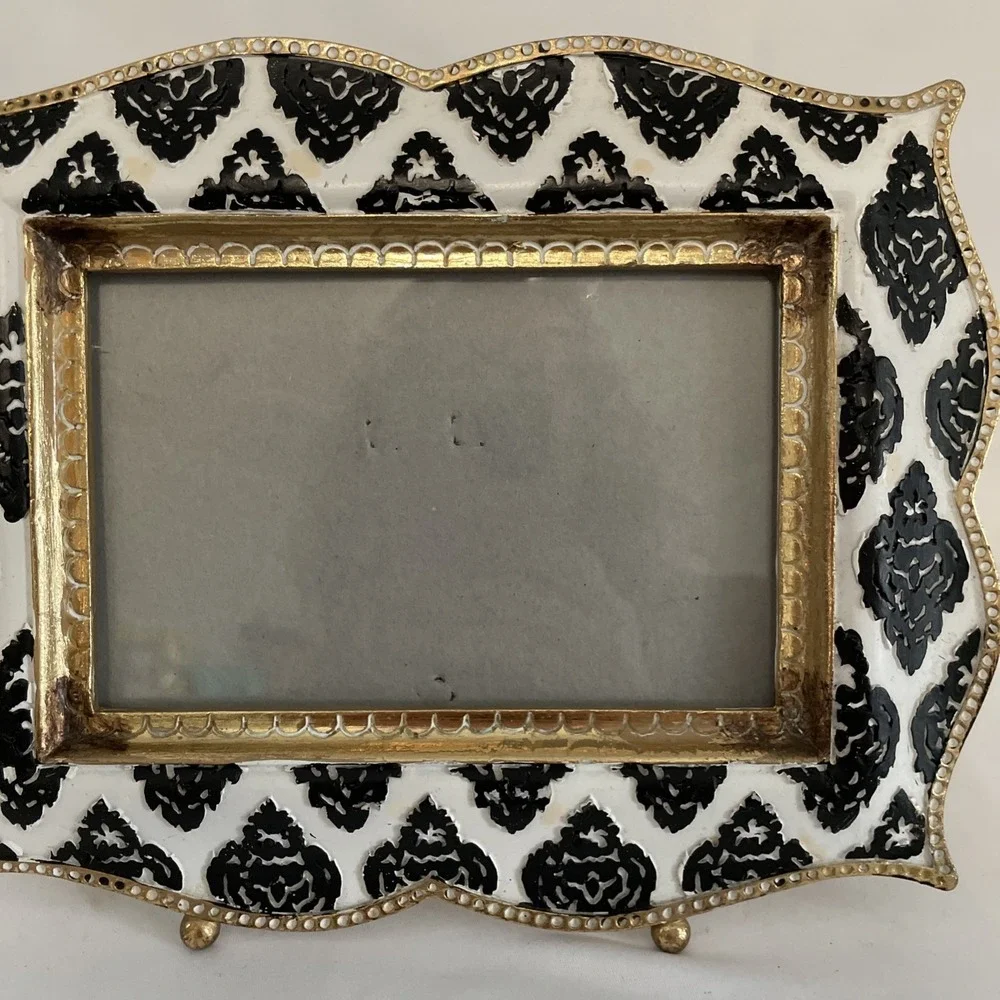 Sicura Tandoor Ikat Black White Gold Resin 7